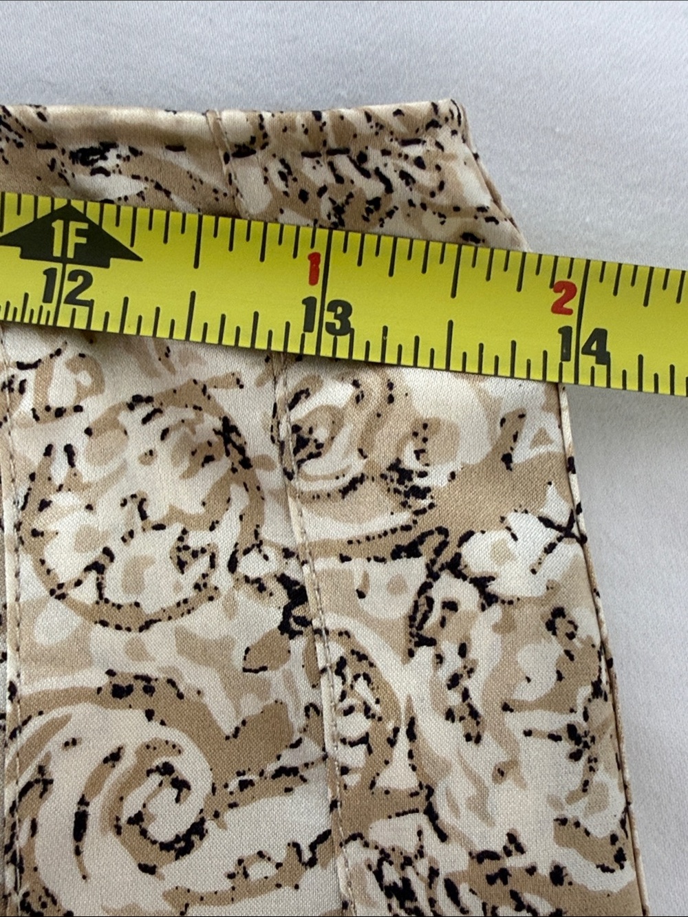 TAHARI 100% SILK skirt Above the knee Paisley line tan beige size 4 - Picture 5 of 9